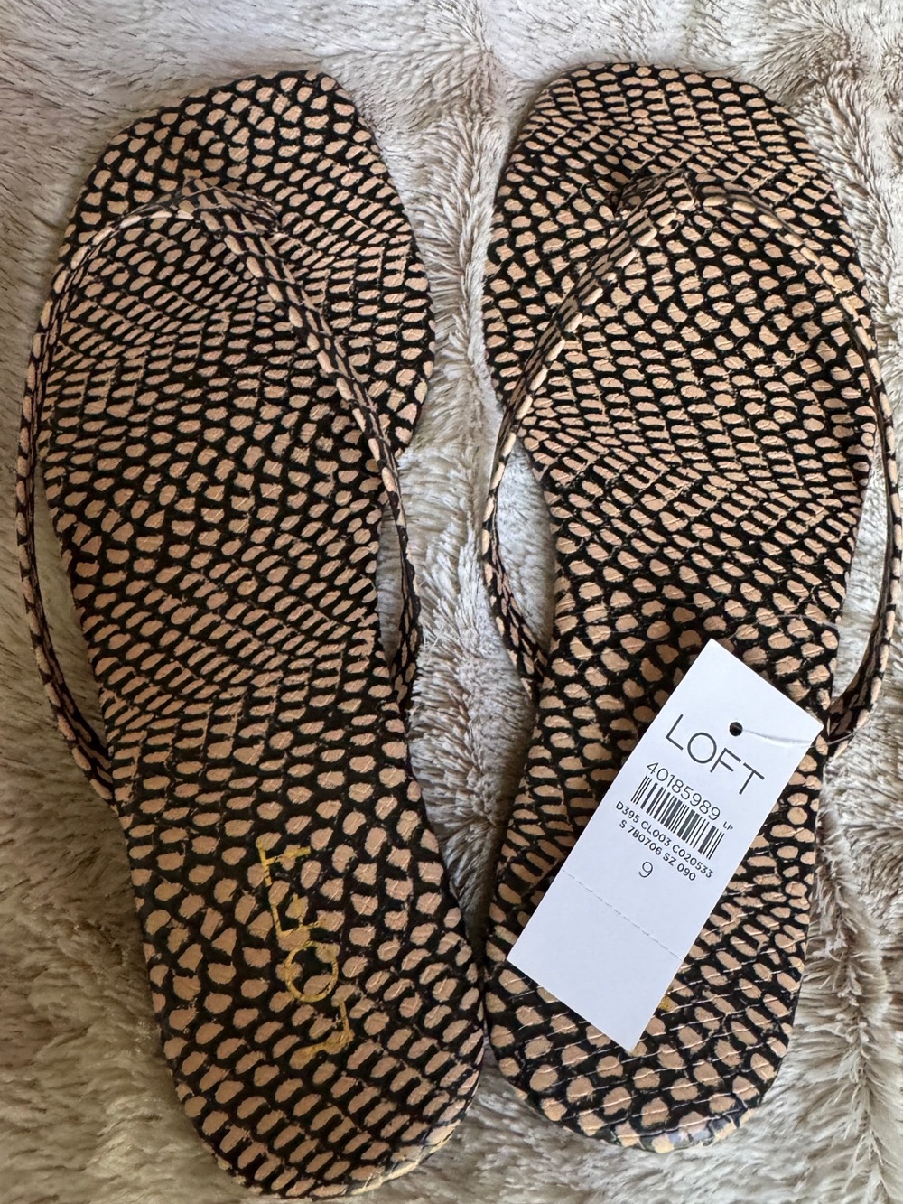 LOFT Women's Black and Tan Patterned Flip Flops